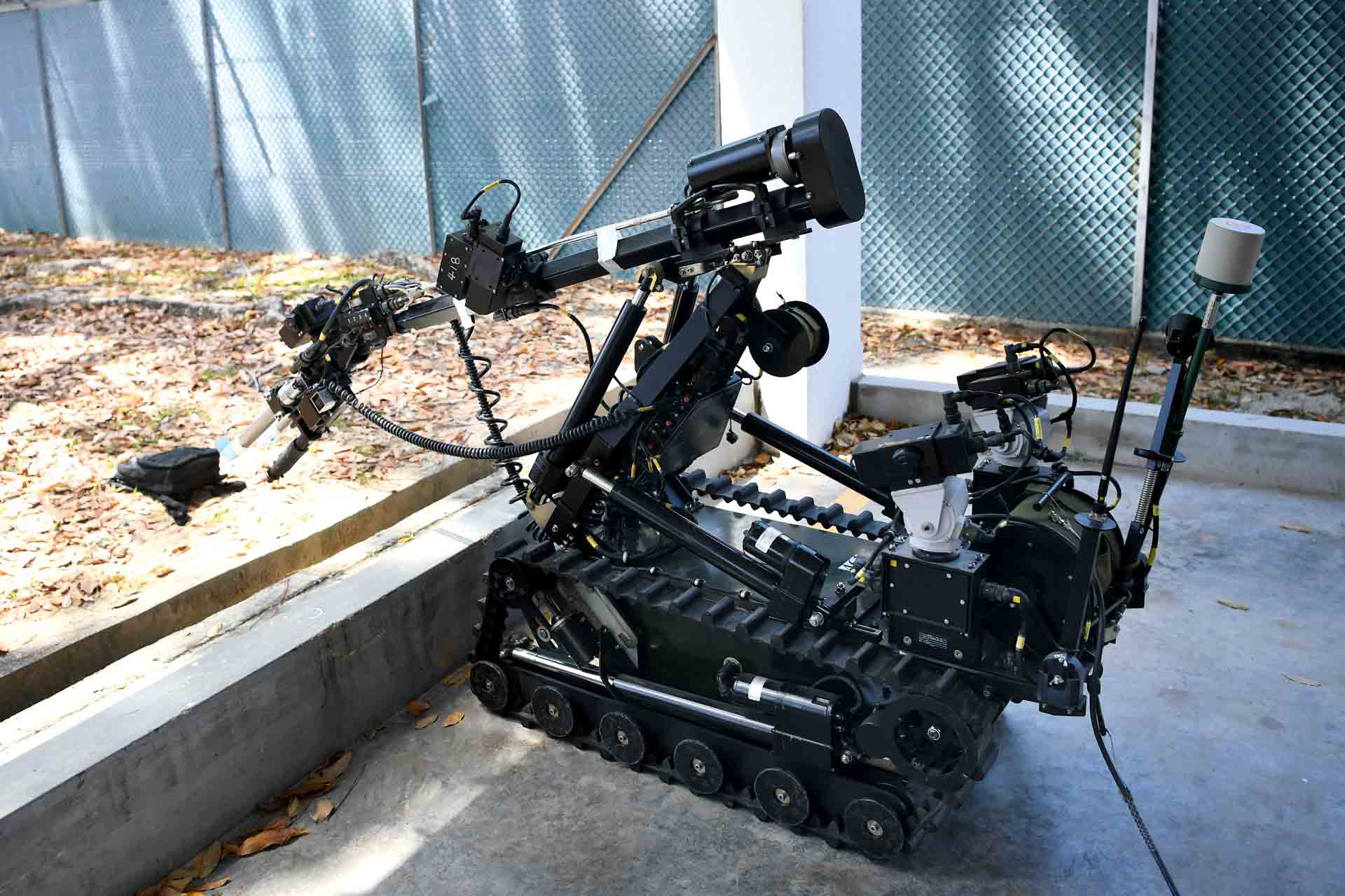 Robot Eexploding EXPLOSIVE EXPERTS